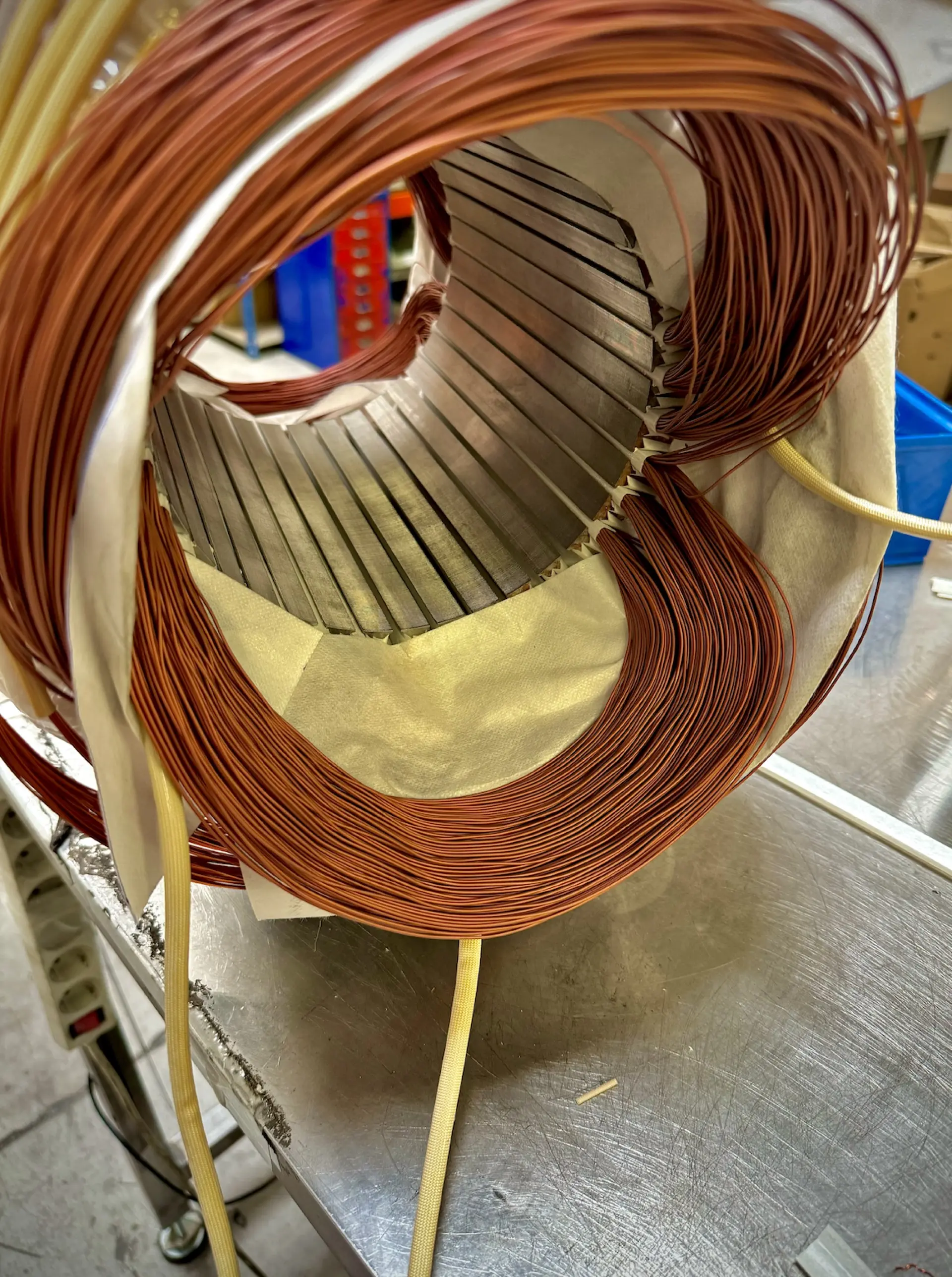 Espira de cobre recién enrollada en bobinadora automática, proceso de bobinado motor eléctrico Sabadell