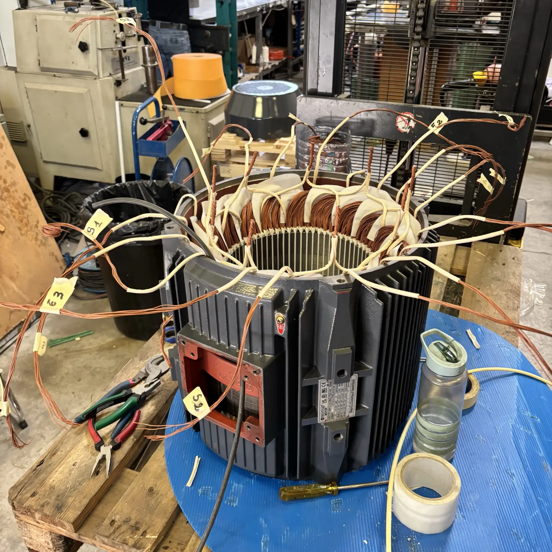 Motor eléctrico de 55 kW en proceso de rebobinado con etiquetas de control de calidad, Sabadell