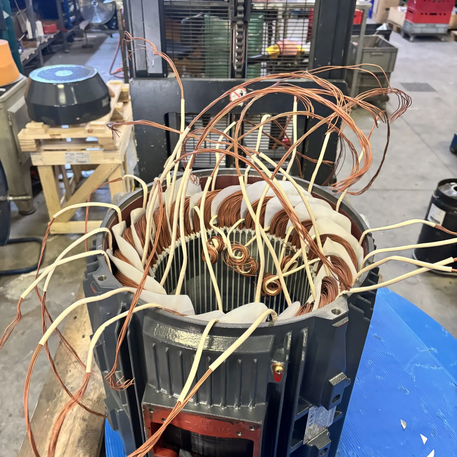 Motor eléctrico industrial de mediana potencia en proceso de rebobinado en taller Bobinados ADMA