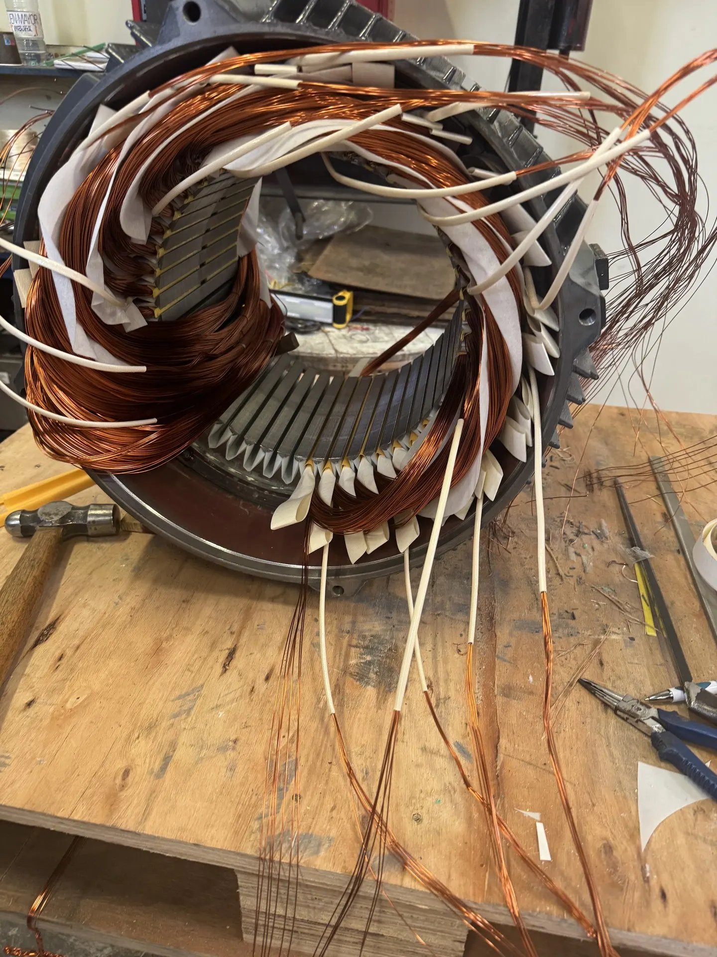 Pieza de motor eléctrico mecanizada en torno CNC con acabado de precisión, taller Bobinados ADMA