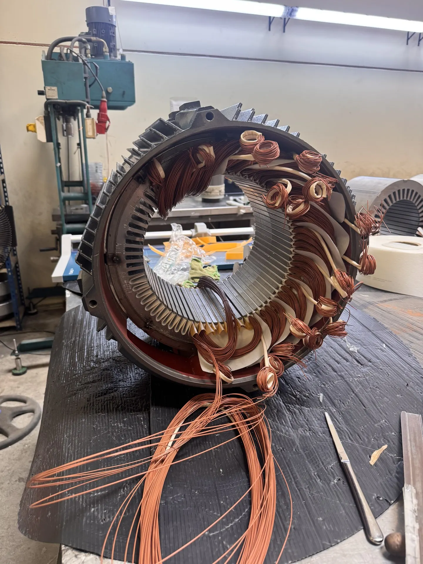 Motor eléctrico trifásico averiado a la entrada del taller