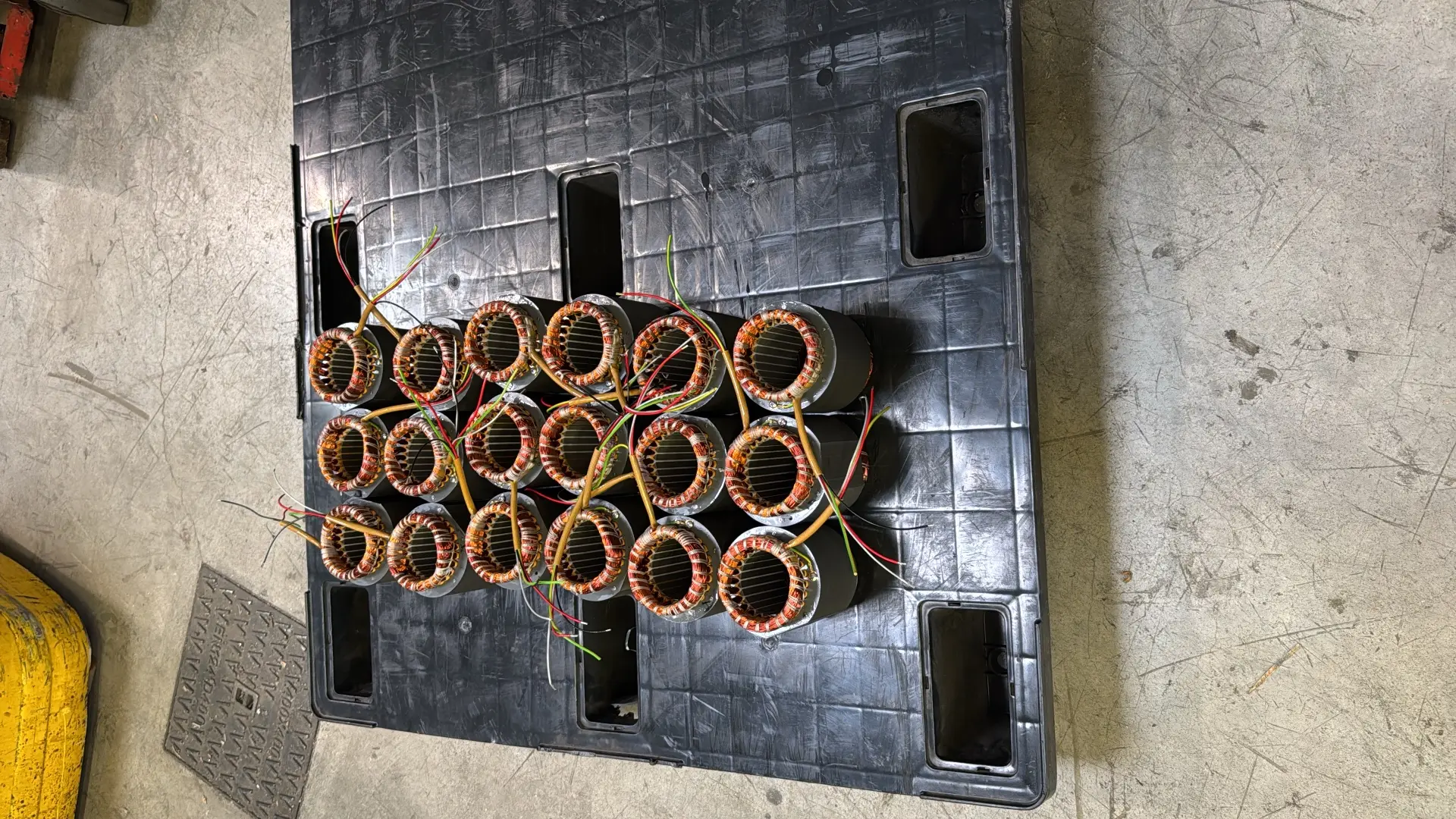 Quince estátores de motores eléctricos de pequeña potencia bobinados en serie, producción taller Sabadell