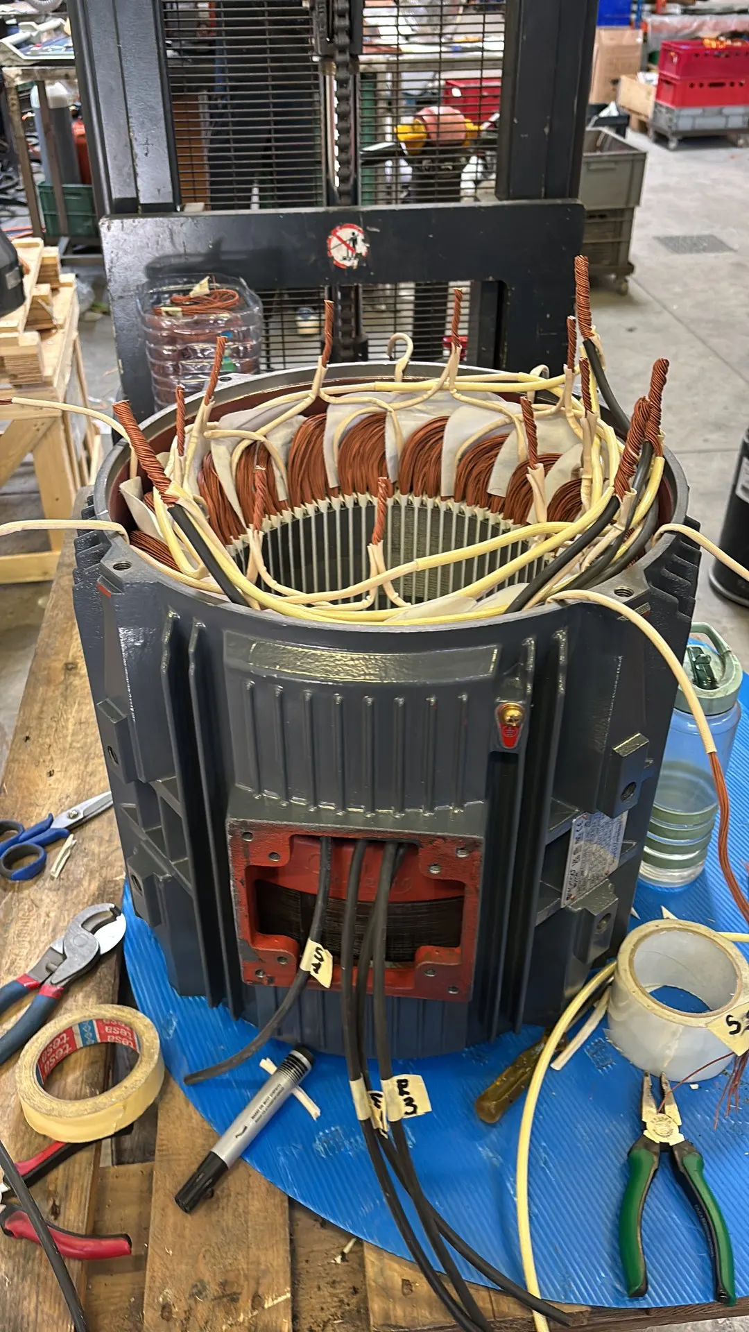Motor eléctrico industrial desmontado para diagnóstico de avería urgente, taller Barcelona