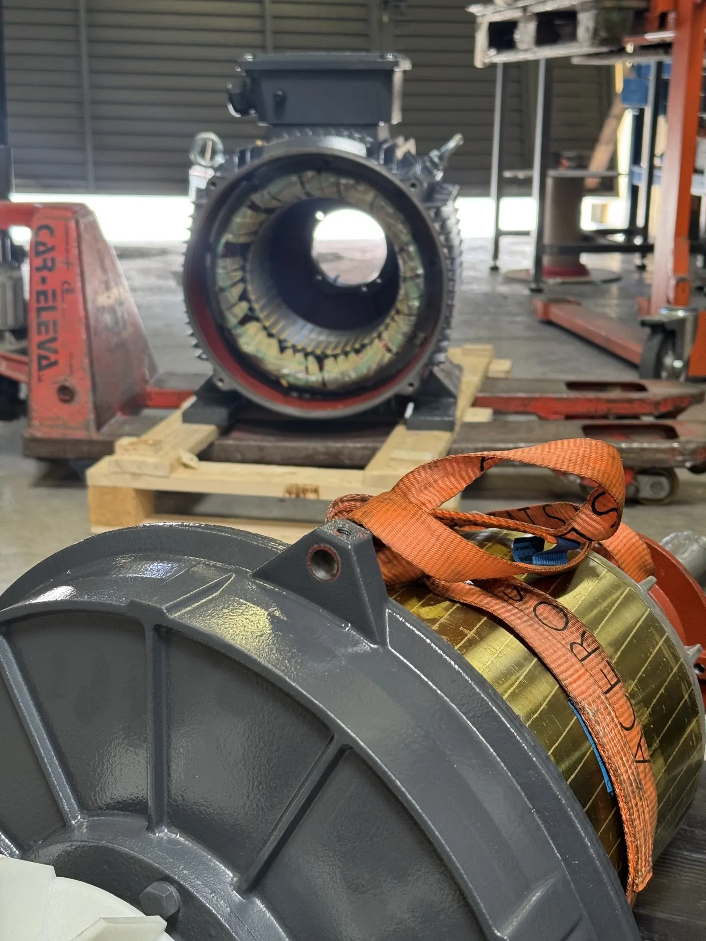 Motor eléctrico industrial trifásico de alta potencia en proceso de revisión completa, Barcelona