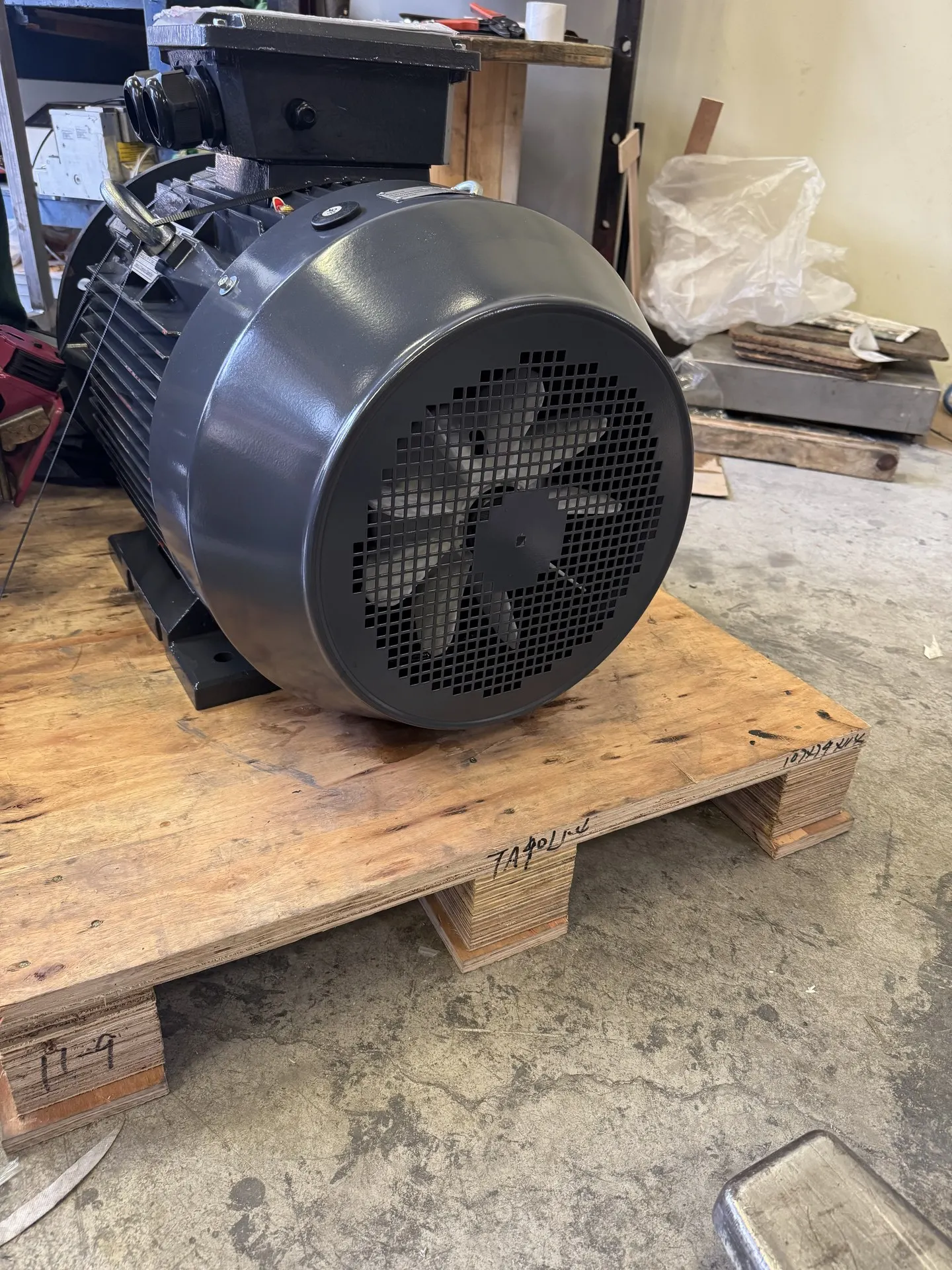 Motor eléctrico industrial de gran potencia pintado y reparado listo para entrega, taller Sabadell