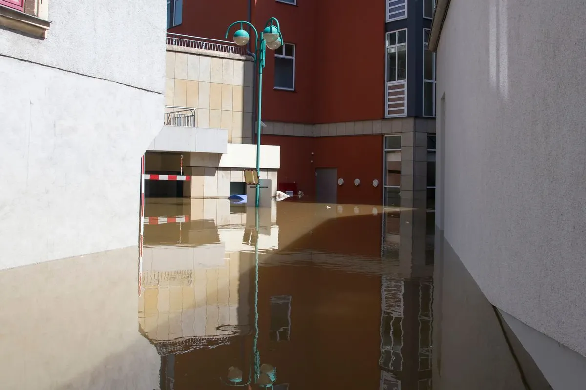 Calle y edificios inundados tras lluvias torrenciales