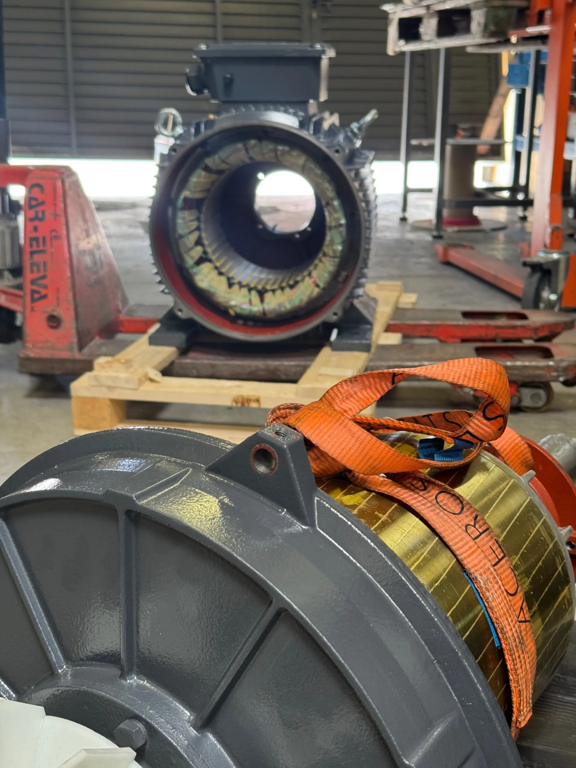 Motor trifásico industrial de alta potencia desmontado mostrando estátor y rotor, taller Sabadell