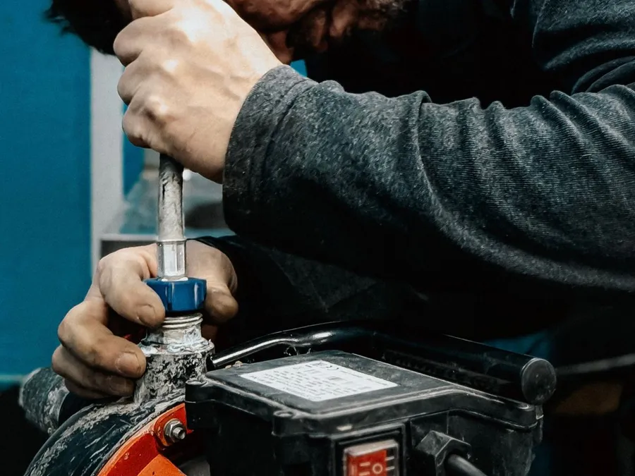 Técnico revisando una bomba de agua dañada