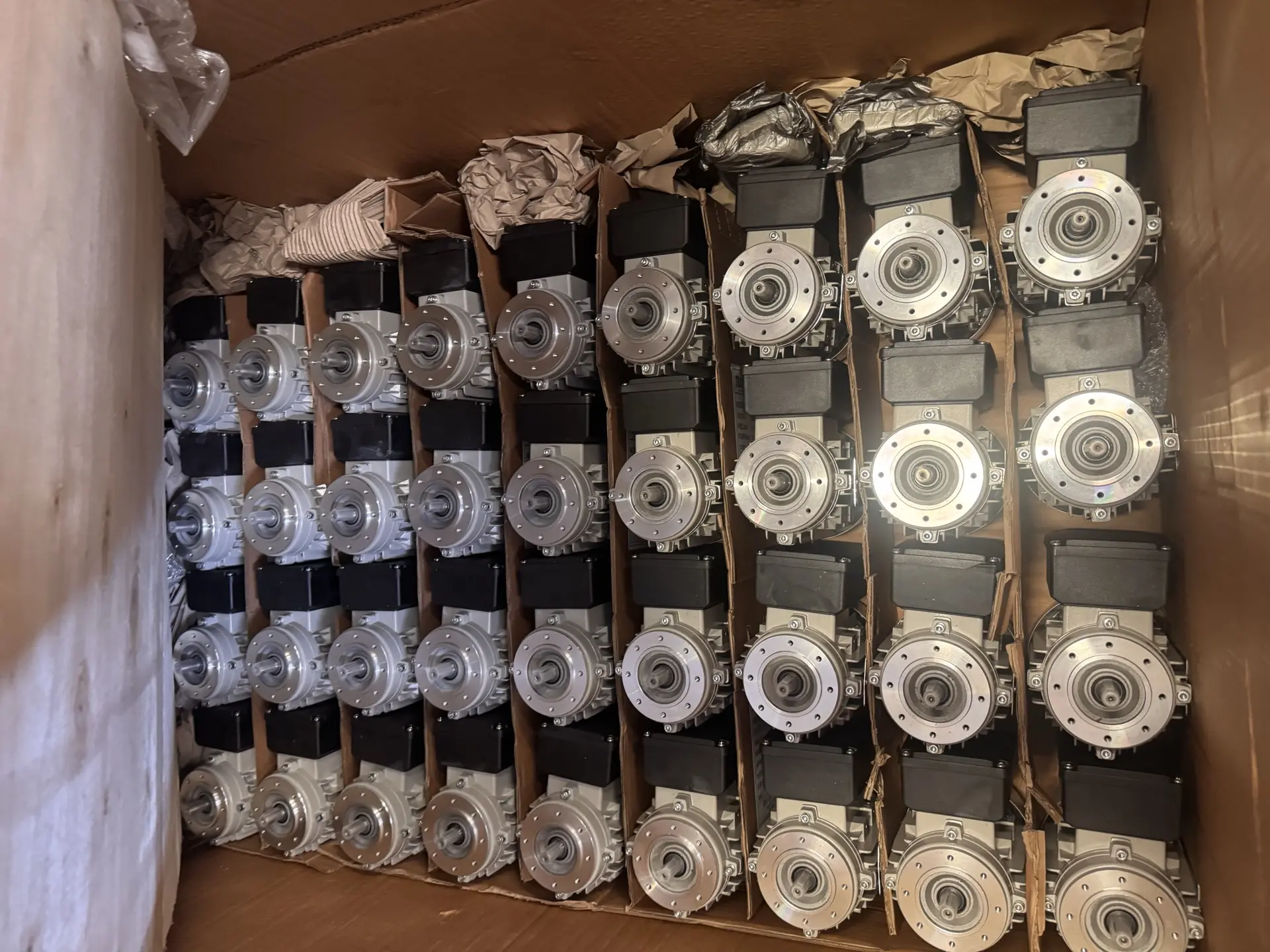 Motor eléctrico industrial preparado para revisión de mantenimiento preventivo, Sabadell