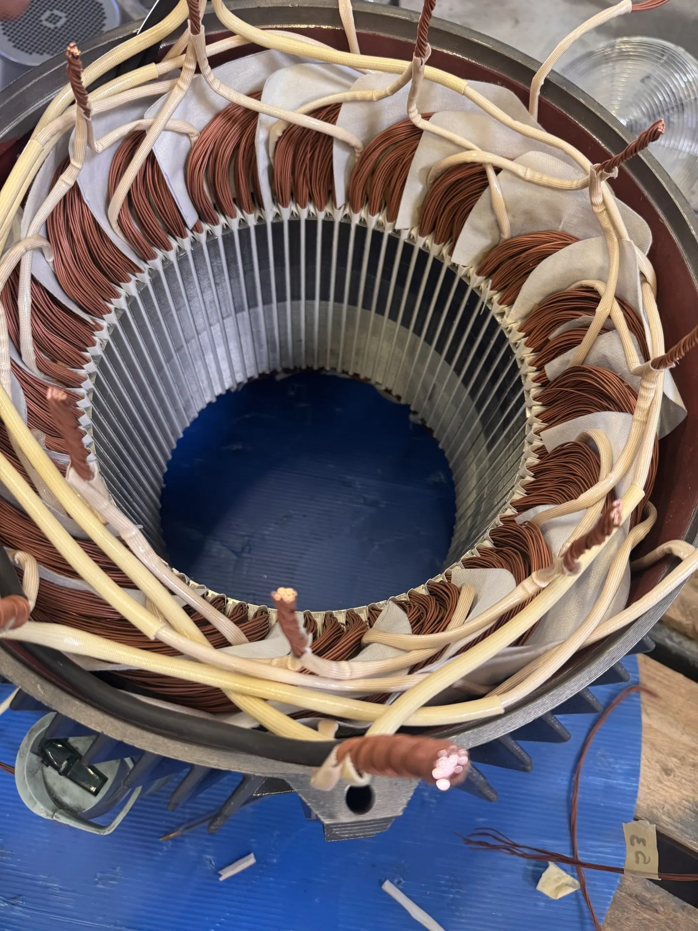 Estátor motor eléctrico con bobinado de cobre terminado y barniz aislante aplicado, Bobinados ADMA